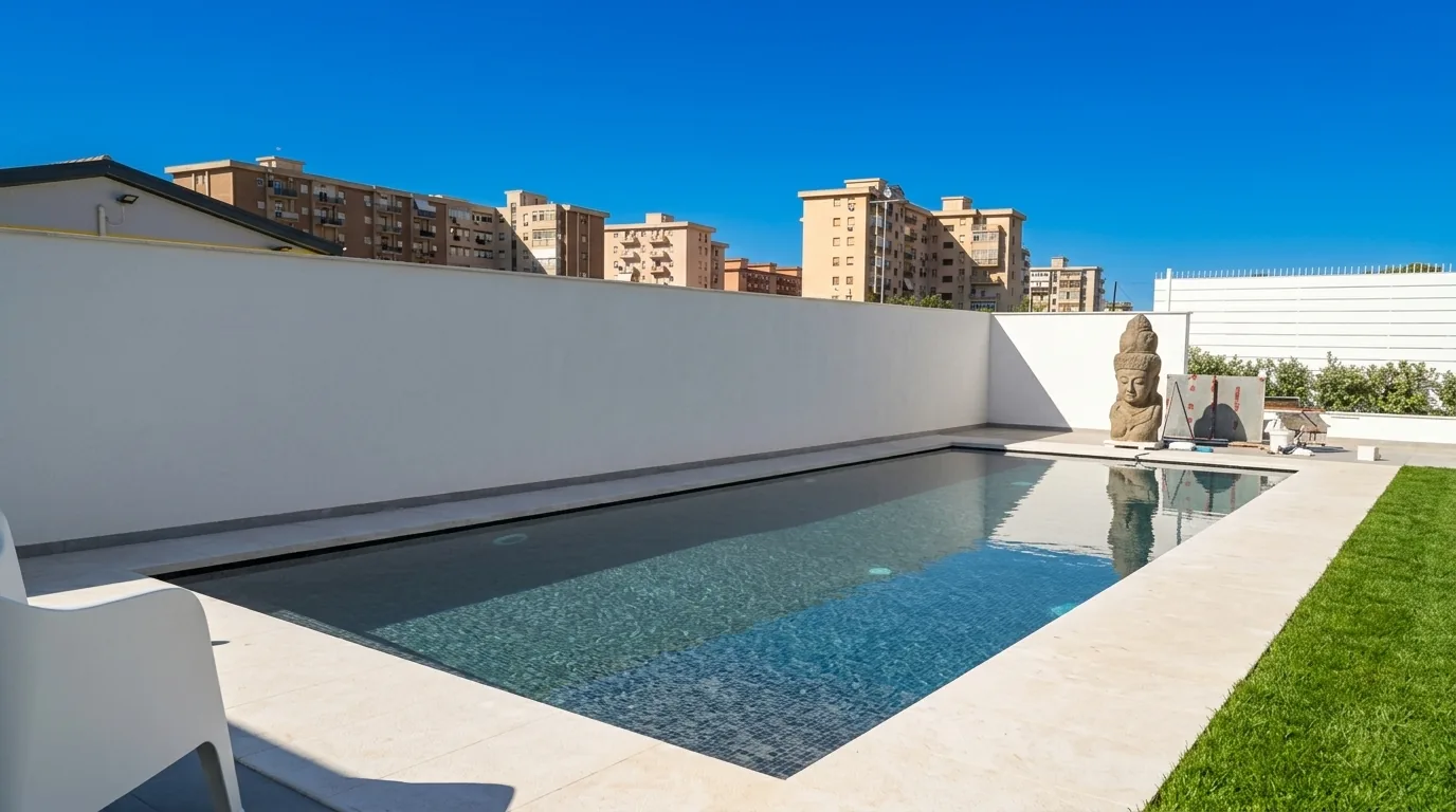 Piscina Edilpiscine con sfioro sotto bordo
